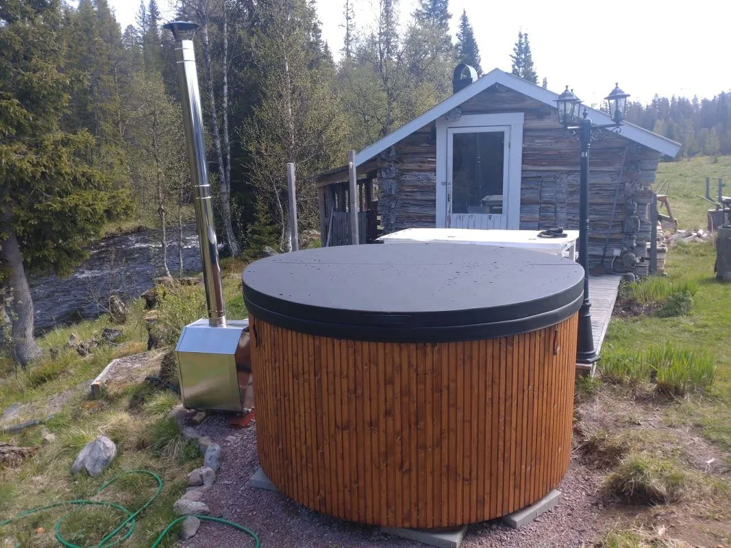 Kubilas su išorine krosnele ant skaldos pagrindo