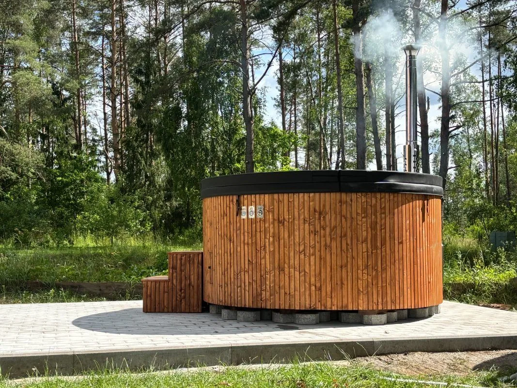 Lauko kubilas ant betono trinkelių pagrindo