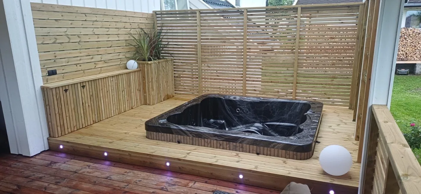 Kvadratinis kubilas su akriliniu įdėklu integruotas į terasą.