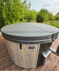 Integruotas vandens kubilas su hidromasažo sistema ir termo dangčiu