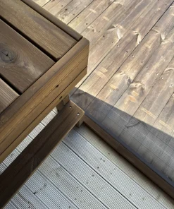 Termo medienos gultas lauko pirtyje ir eglės medienos grindys