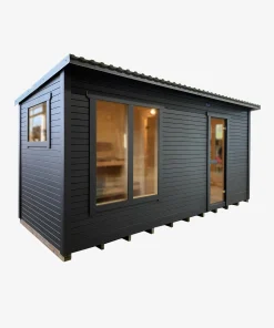 Pirtis su priepirčiu. Dažyta juoda spalva su langais priekinėje sienoje