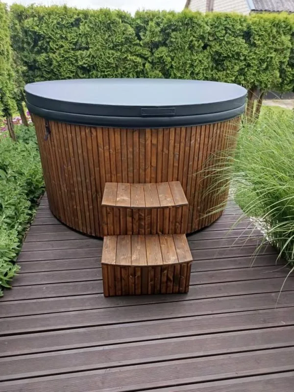 Lauko kubilas ant medinės terasos