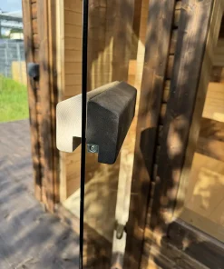 Pirties stiklinės tonuotos durys ir rankena