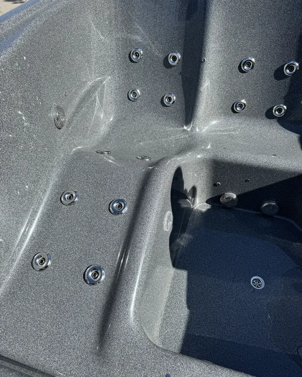 Elektra šildomas 3D Granite kubilas su jacuzzi patirtimi.