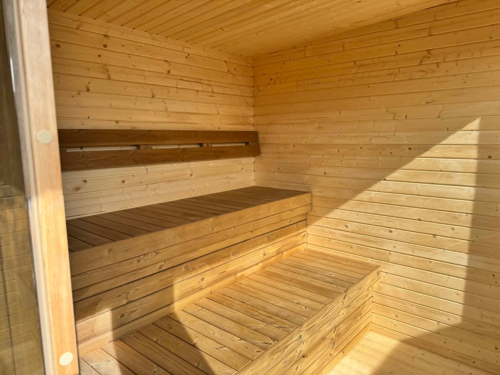 Lauko pirtisTAVO: gultai iš termo medienos pirtyje